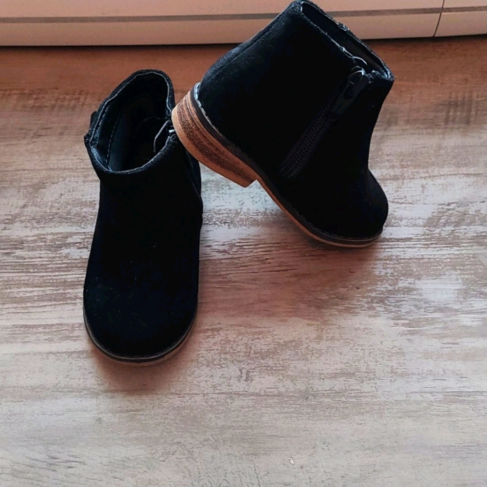 Black suede boots (size 5 in toddlers)